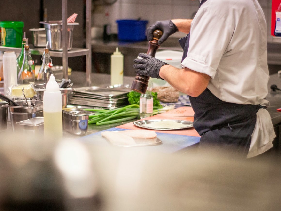 Посещаемость ресторанов в России снизилась на 35%