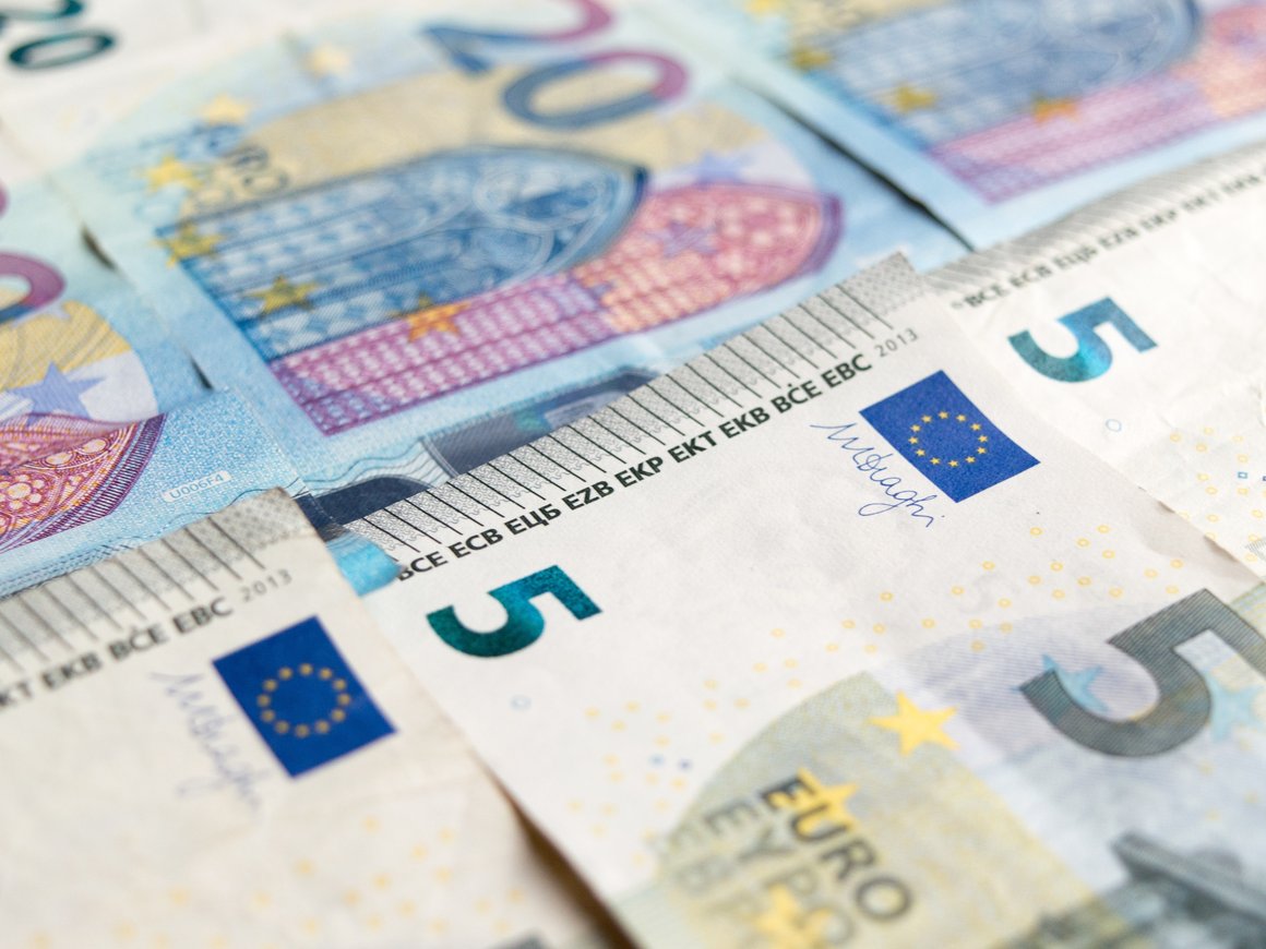 Банк «ЮниКредит» введет комиссию 5% за внесение на счет наличных долларов и евро