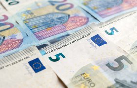 Банк «ЮниКредит» введет комиссию 5% за внесение на счет наличных долларов и евро