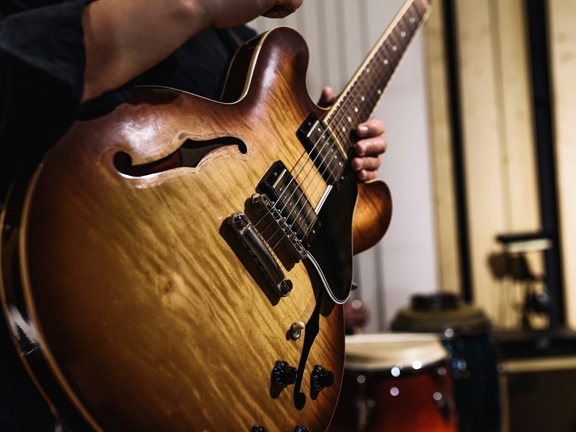 «Музторг» начнет выпускать гитары под собственной маркой Emotive