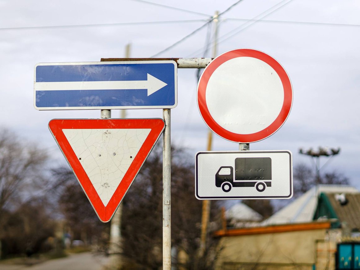 В России ввели новый ГОСТ для дорожных знаков и разметки