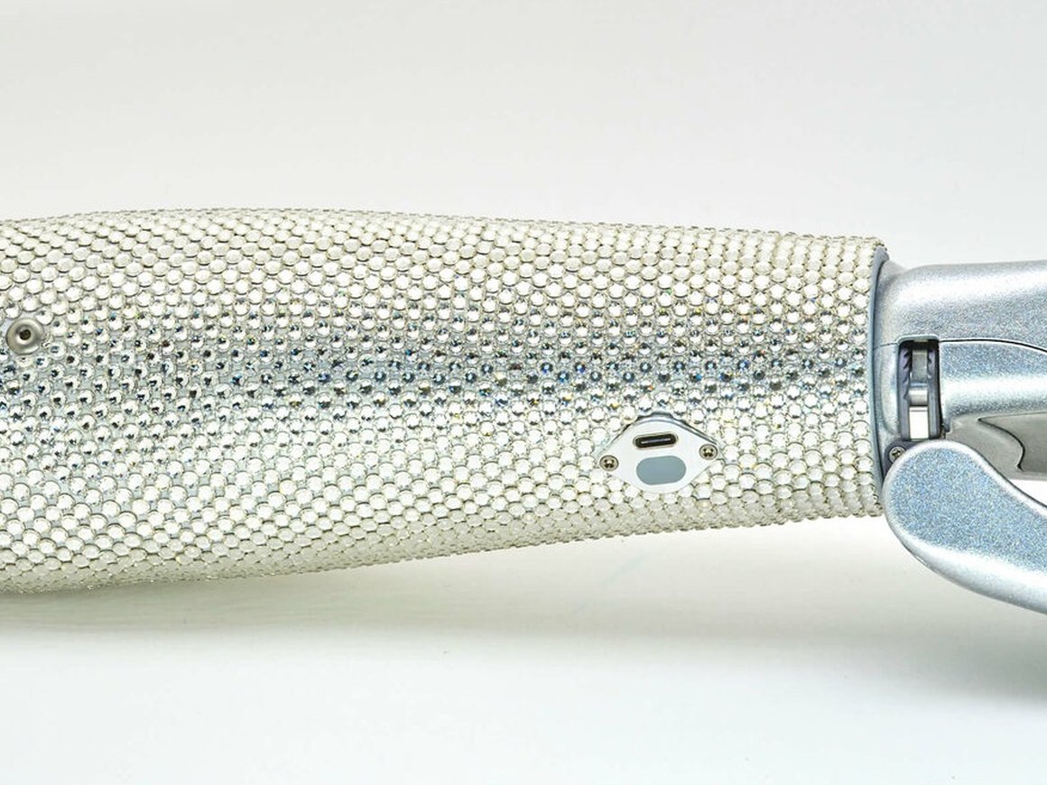 Российская модель с киберпротезом руки попала на обложку зарубежного журнала