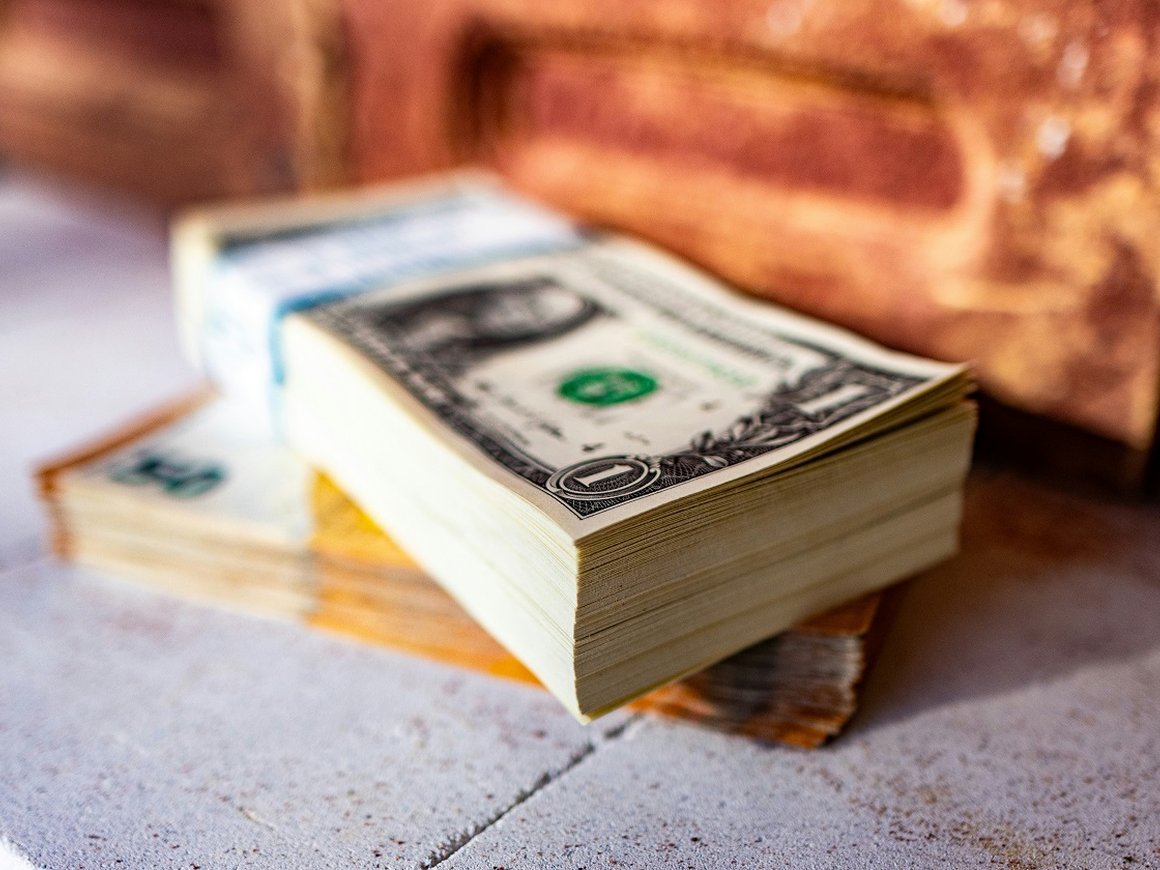 Мосбиржа с 13 июня прекратит торги долларом США и евро из-за новых американских санкций