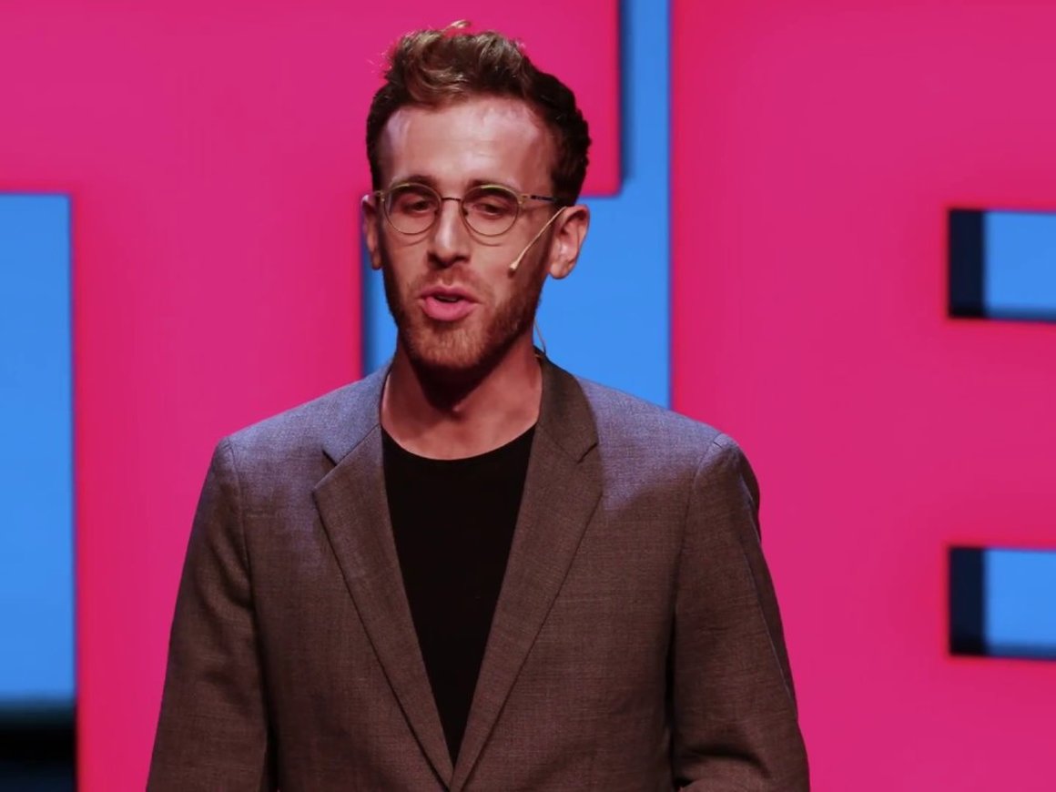 Программист создал алгоритм, который принимает за него все решения. И живет так уже два года