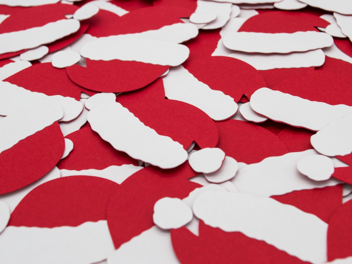 «Костюм Снегурочки одолжили в местном театре». Как в 11 классе заработать на новогодних праздниках