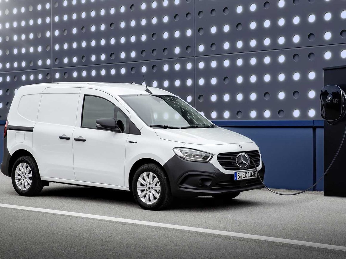 На одном заряде – почти 300 км: Mercedes показал новый электрофургон