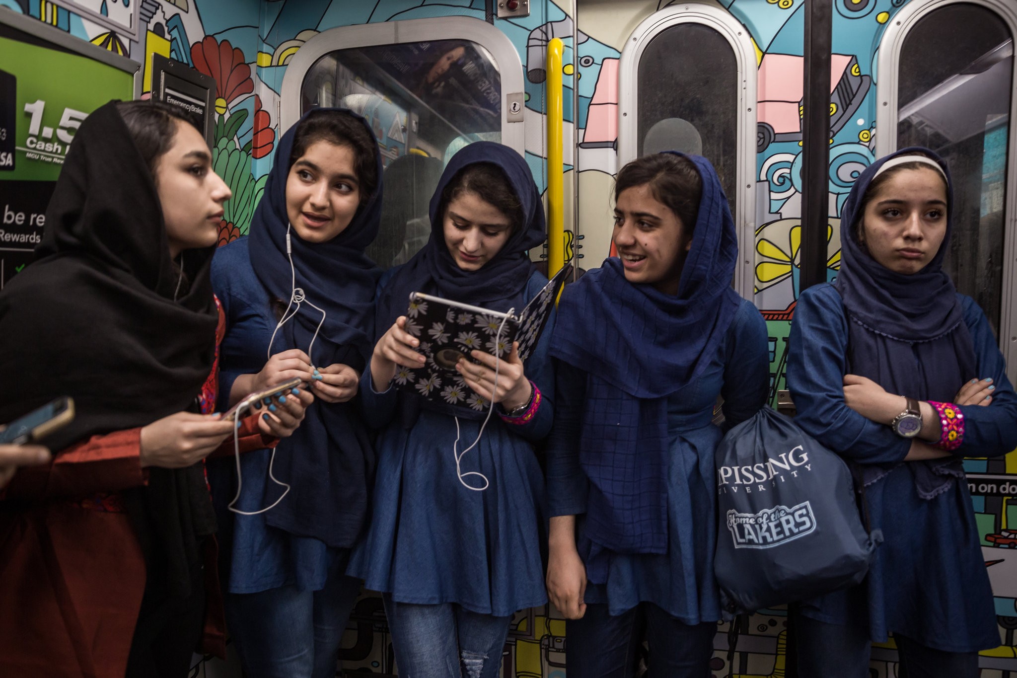 «В Афганистане мы смеемся по-другому»: как живут школьницы из первой афганской команды робототехников
