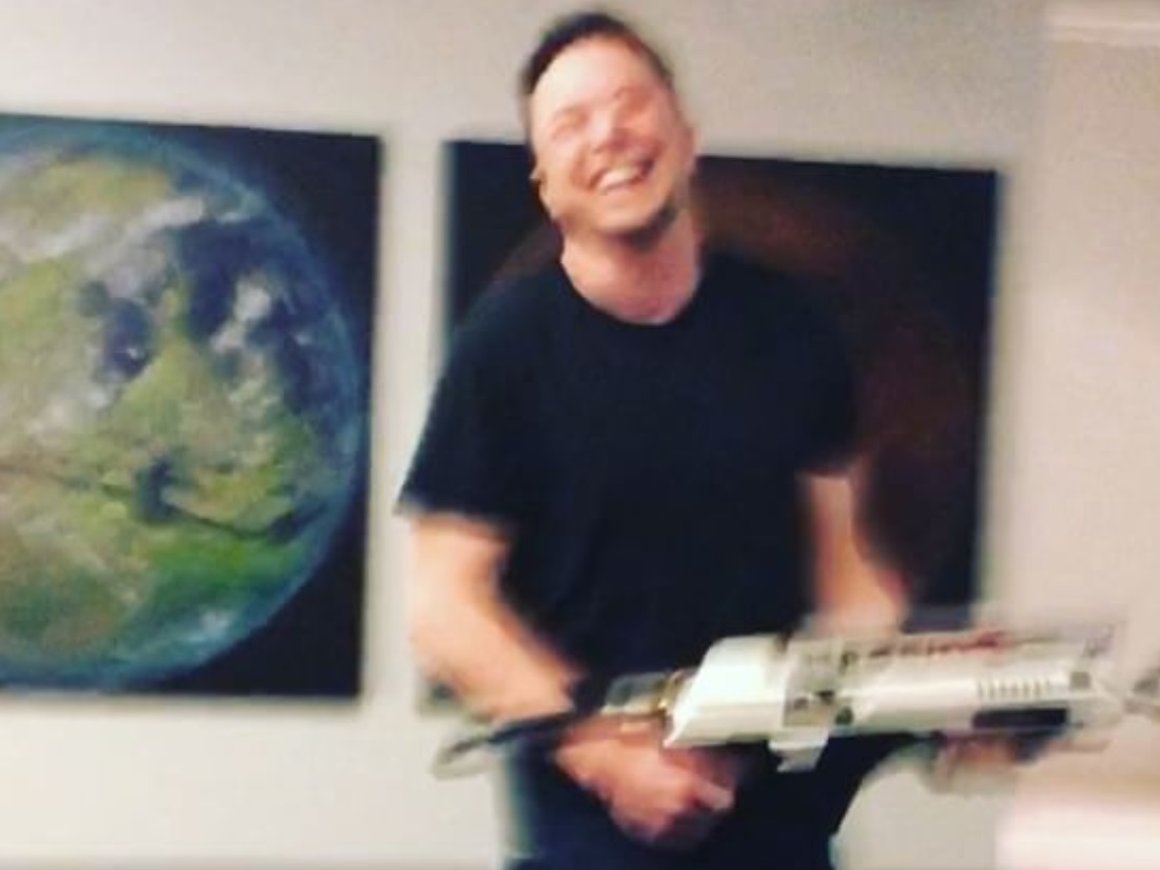 Компания Илона Маска за выходные продала огнеметов на $3,5 млн