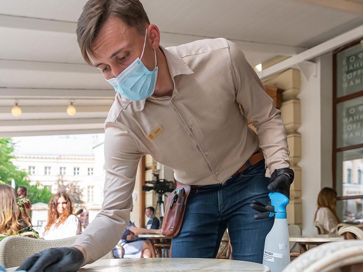 В Москве разрешили находиться на летних верандах кафе без QR-кода