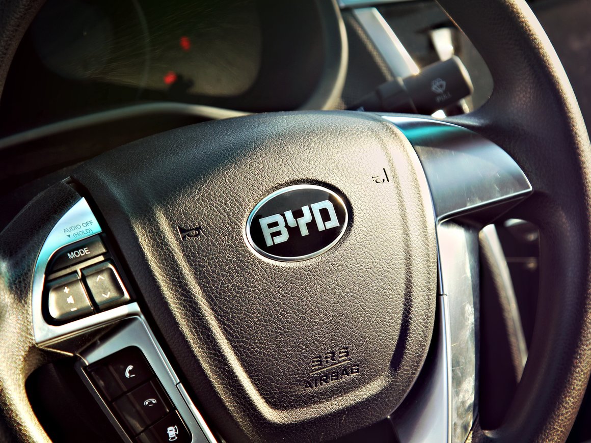 Китайский автогигант BYD намерен к концу года продать более 3 млн гибридных электрокаров