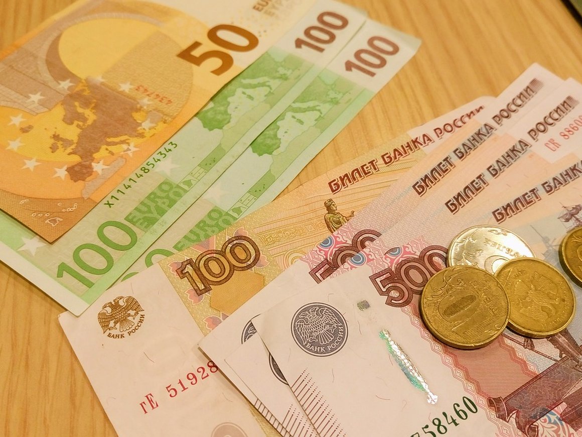 ЦБ: в 2025 году рост реальных зарплат россиян замедлится в 2,5 раза