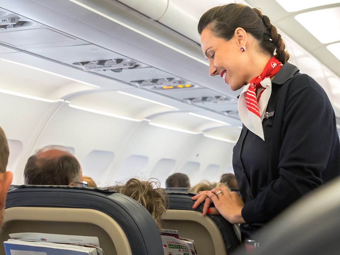 Американская авиакомпания использует на борту систему чаевых для стюардесс