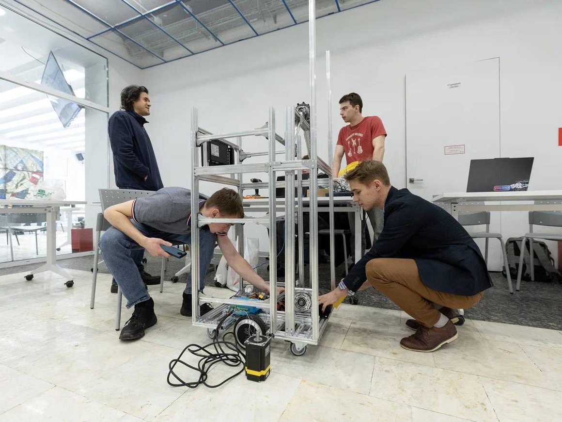 Студенты МИФИ разработали робота-официанта