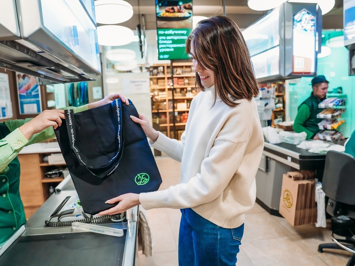 «Азбука вкуса» будет выращивать овощи под собственным брендом