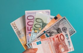Заработавшие на обмене валют клиенты «Тинькофф» подали на банк в суд