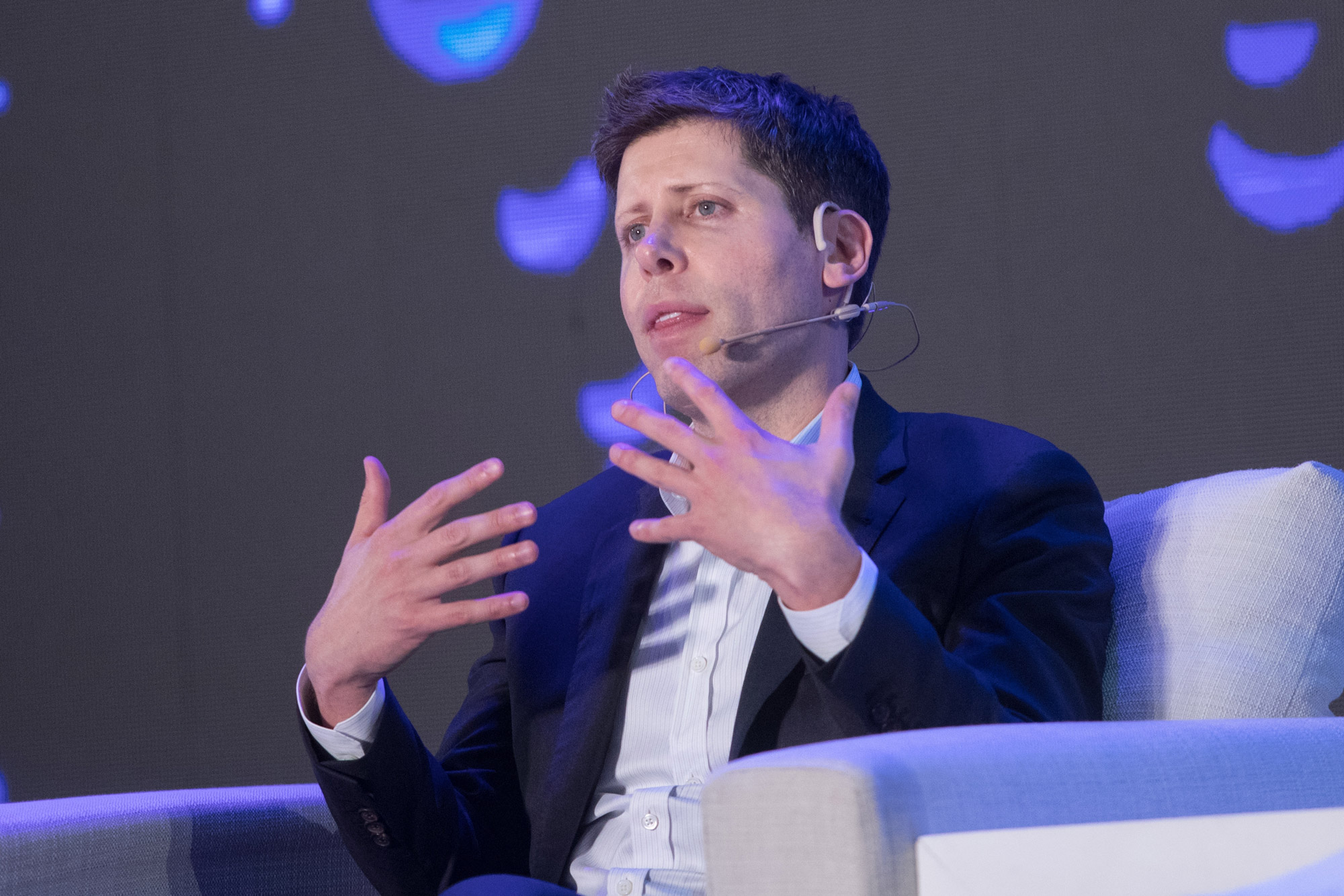 Глава OpenAI заявил о разработке ИИ-девайса, который «заменит смартфоны»