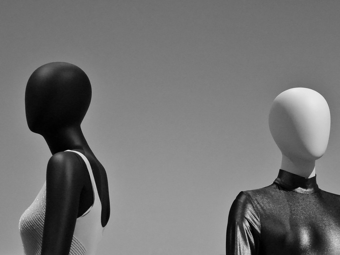 Neuralink разрабатывает имплант для восстановления зрения, Chanel сокращает число магазинов в РФ: главное 22 марта