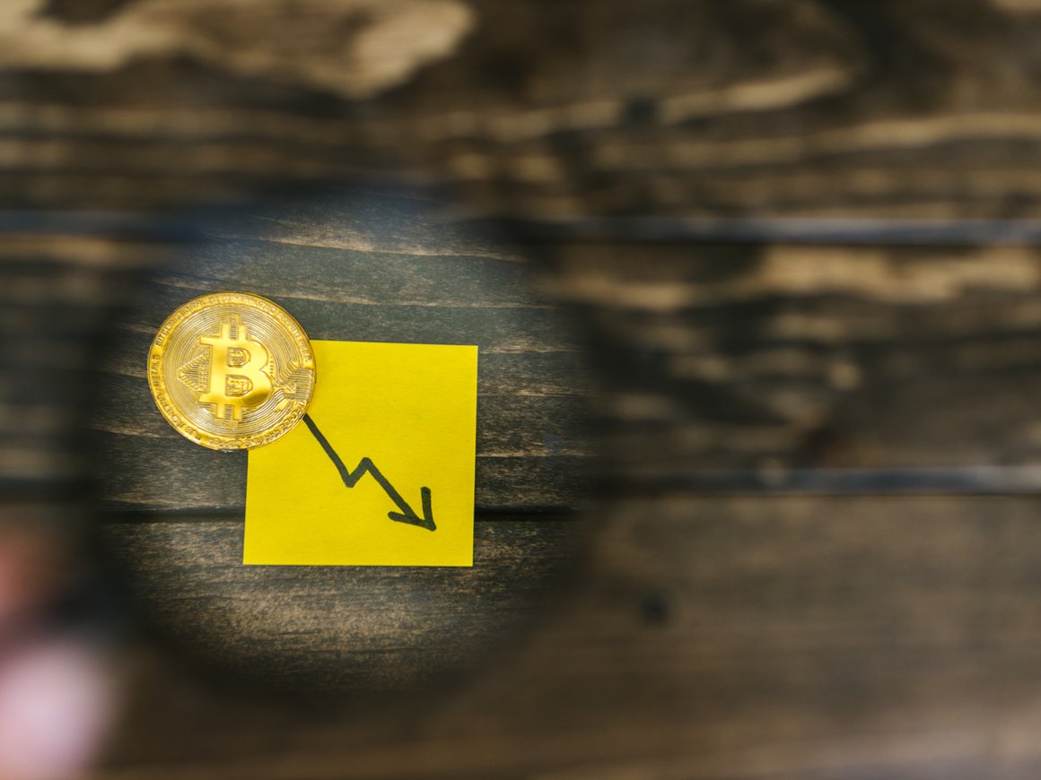 Цена на биткоин опустилась до уровня июля 2021 года