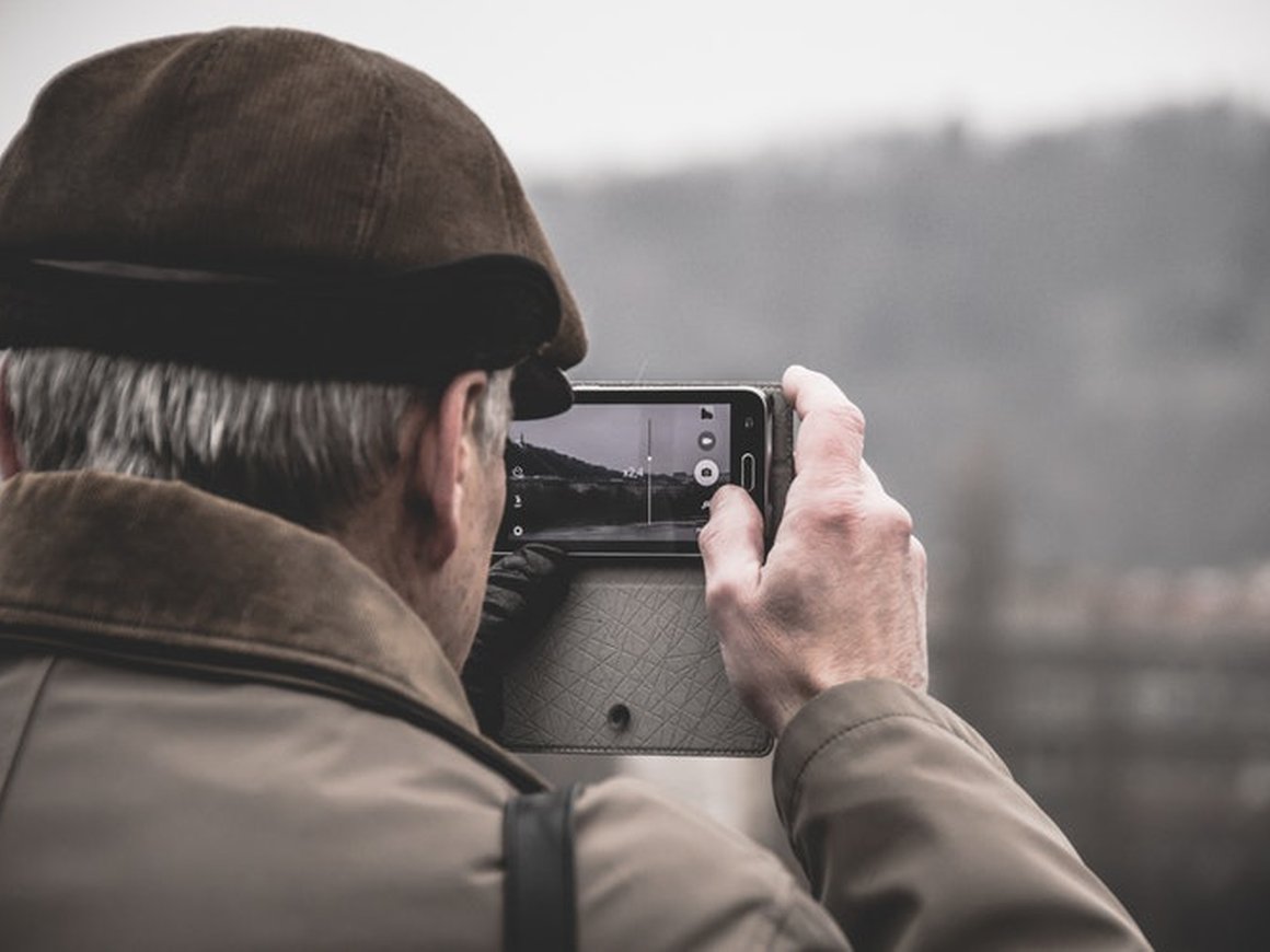 Buzzfeed: Пожилые индийцы раздражают молодежь своей зависимостью от WhatsApp