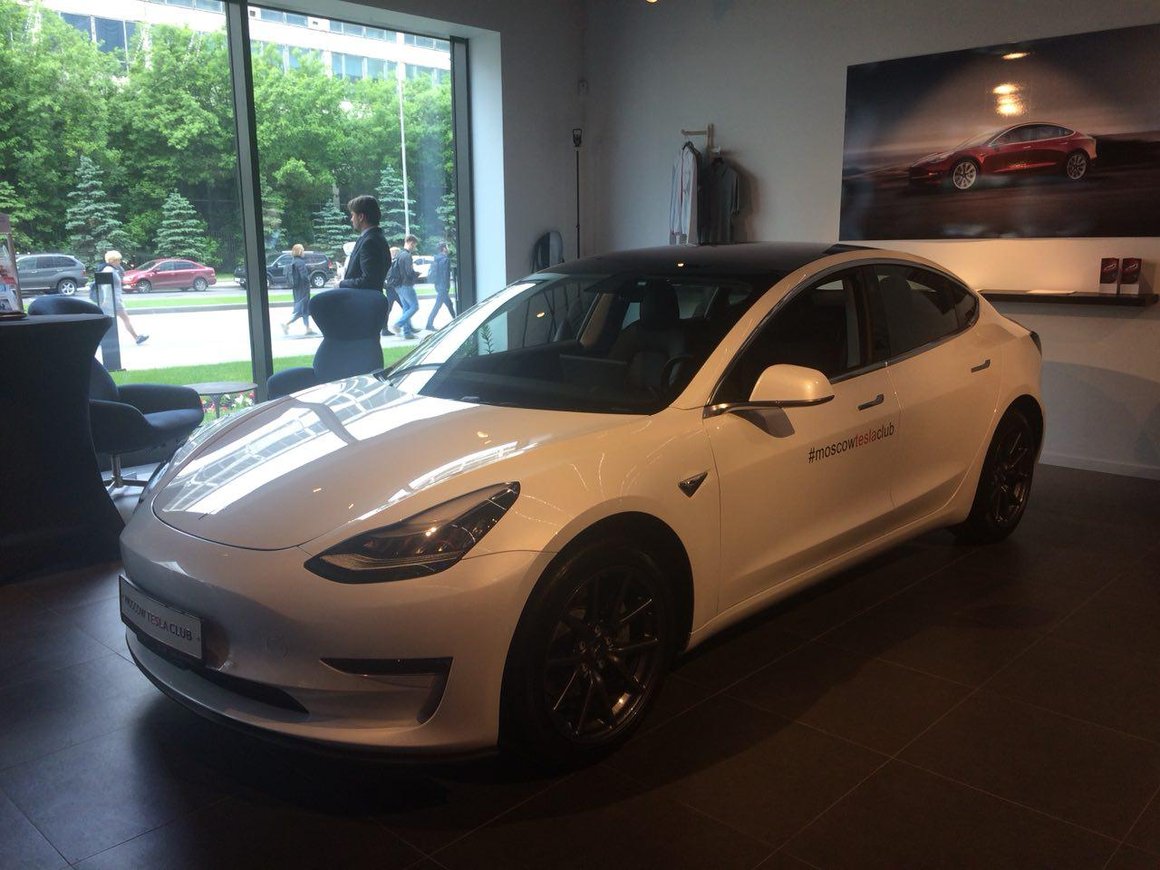 «Связной» запустил в России продажу электрокаров Tesla через сайт