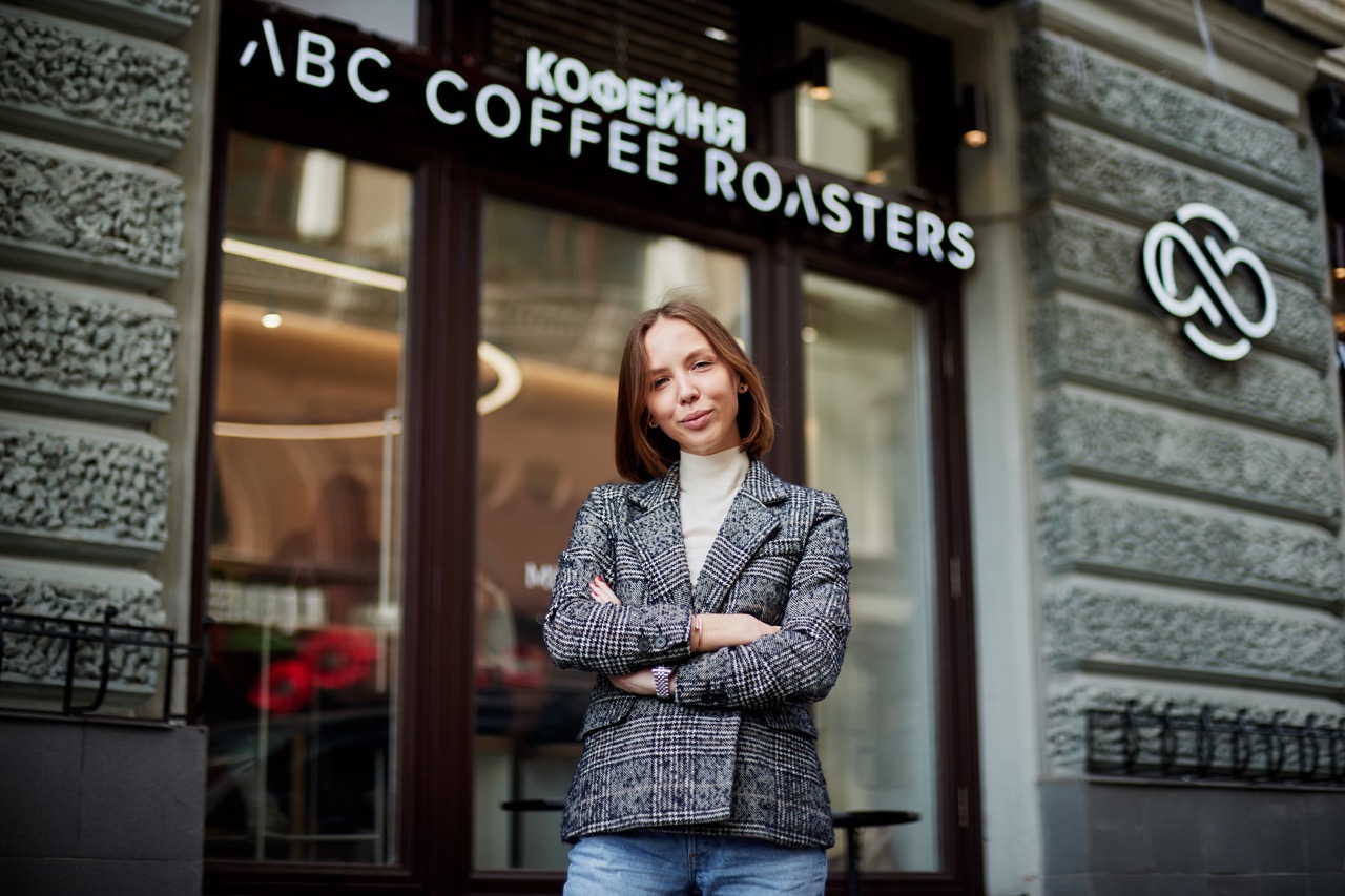 Кофейня abc coffee. Кофейня ABC Coffee Roasters. ABC Coffee Roasters Усачева. ABC Roasters большая Никитская. Софья Раснер.