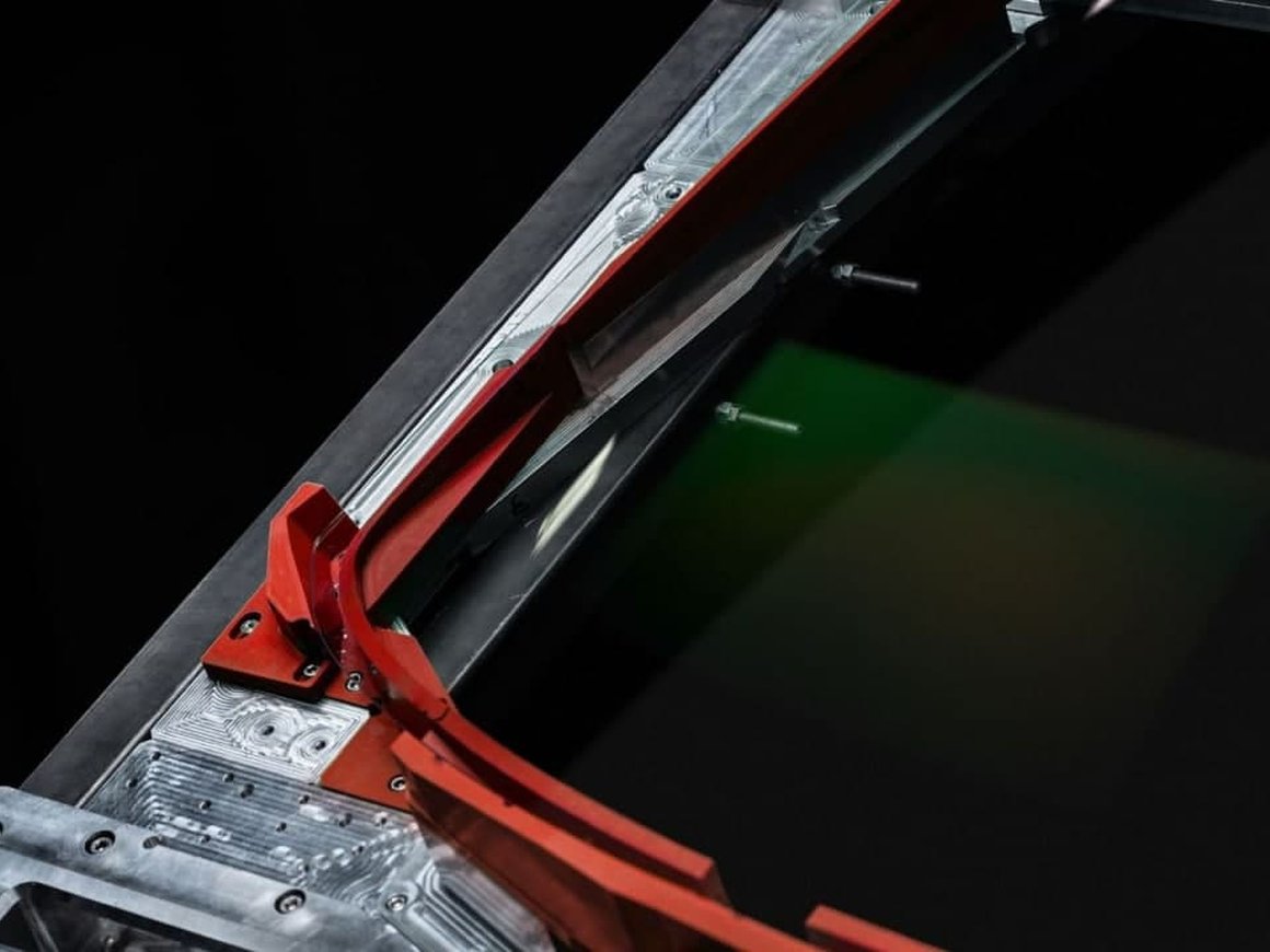 Российско-швейцарская компания WayRay разработала уникальное голографическое стекло для AR-дисплеев