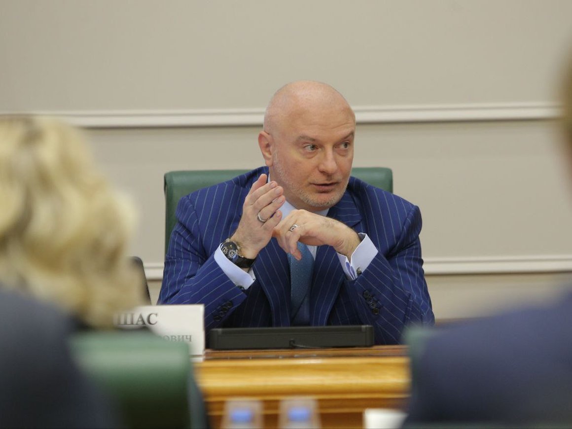 Сенатор Андрей Клишас не исключил ограничений для уехавших в период мобилизации россиян