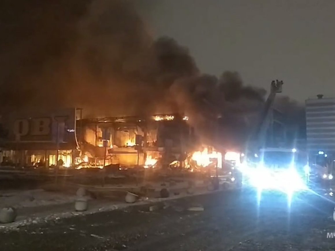В Подмосковье сгорел гипермаркет OBI в ТЦ «Мега Химки»