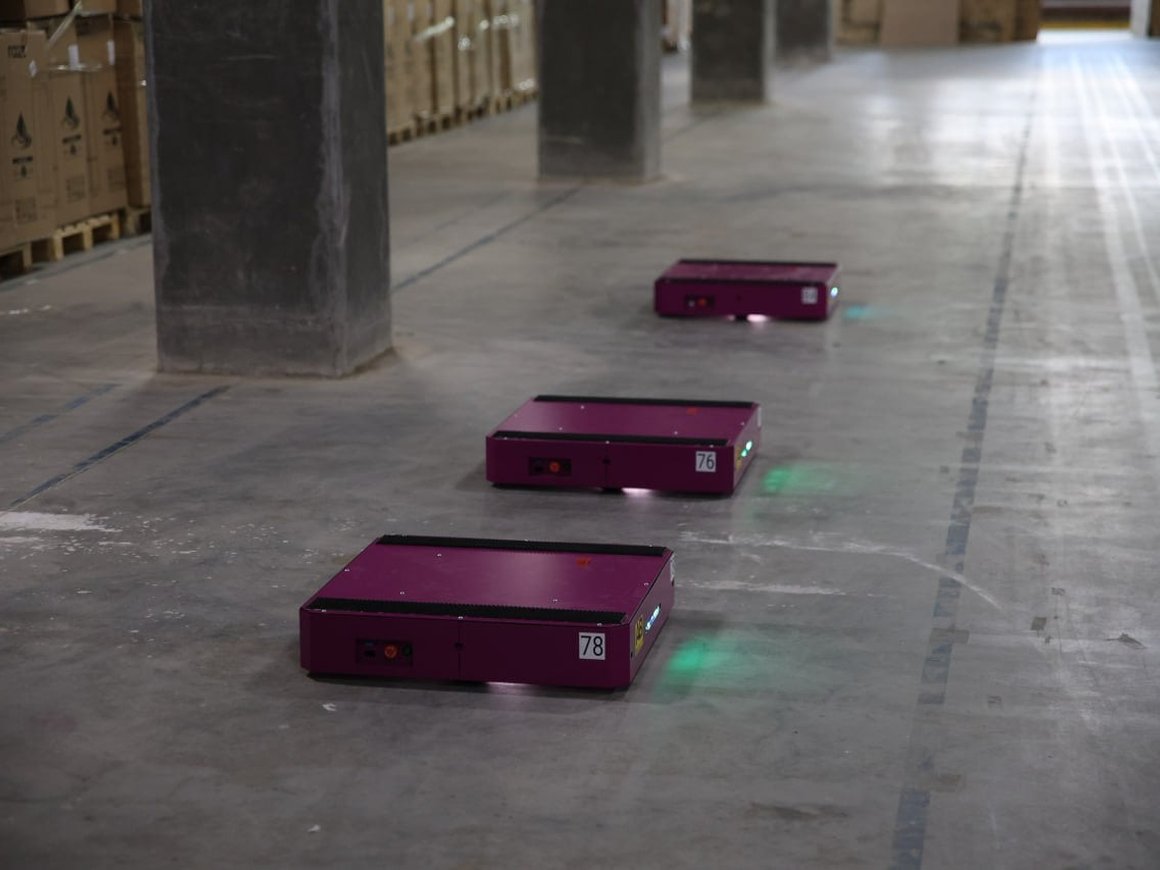 Wildberries начал тестировать промышленных роботов на складах