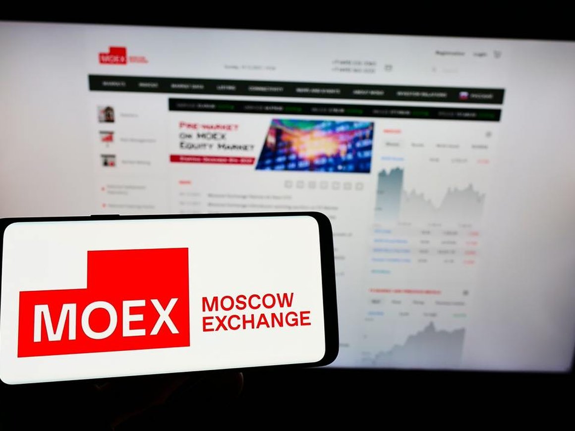 Индекс Мосбиржи с 24 сентября будут рассчитывать в юанях