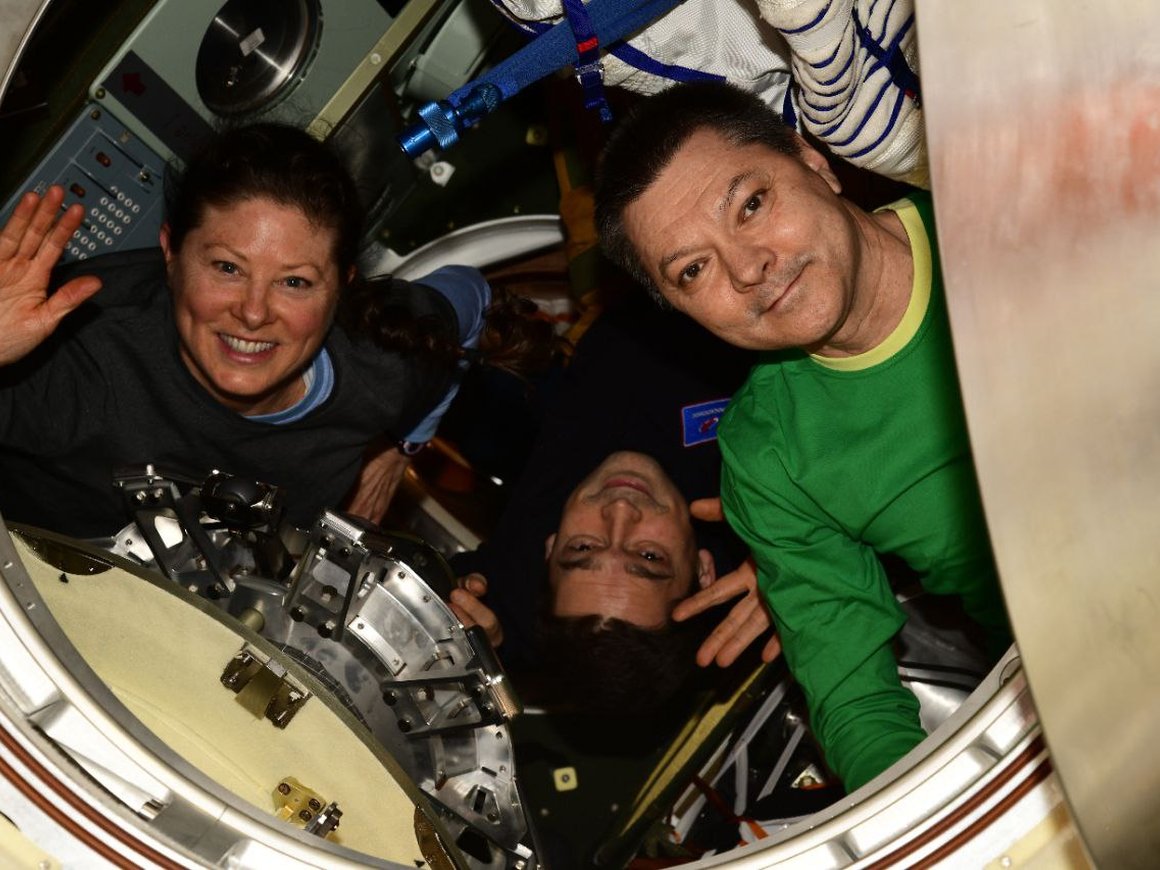 Российские космонавты вернулись на Землю спустя 374 дня в космосе