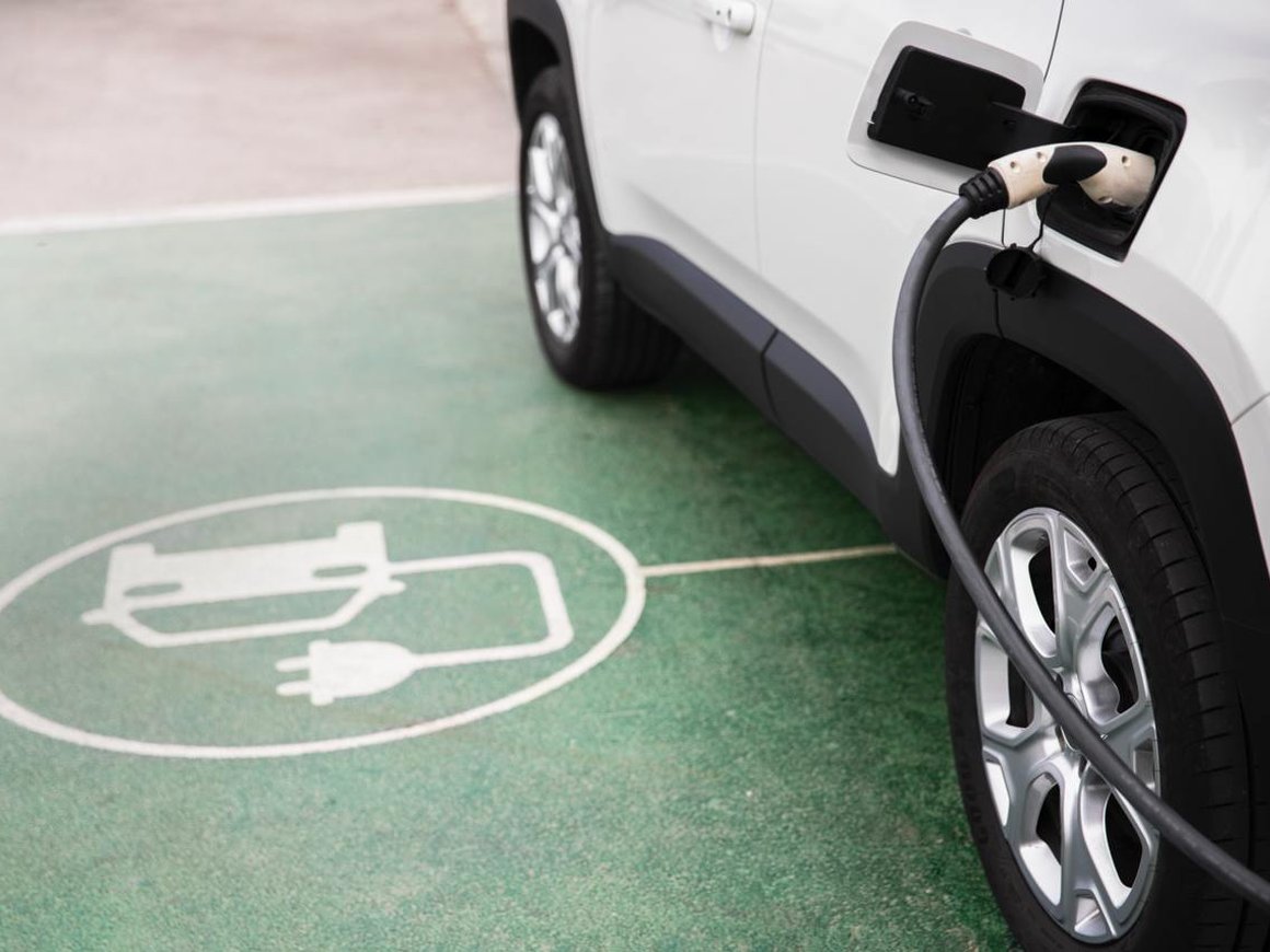 Продажи электромобилей в России упали почти на 30% за год