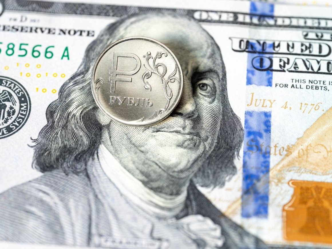 Bloomberg узнал о готовности российских властей к доллару по 100 рублей