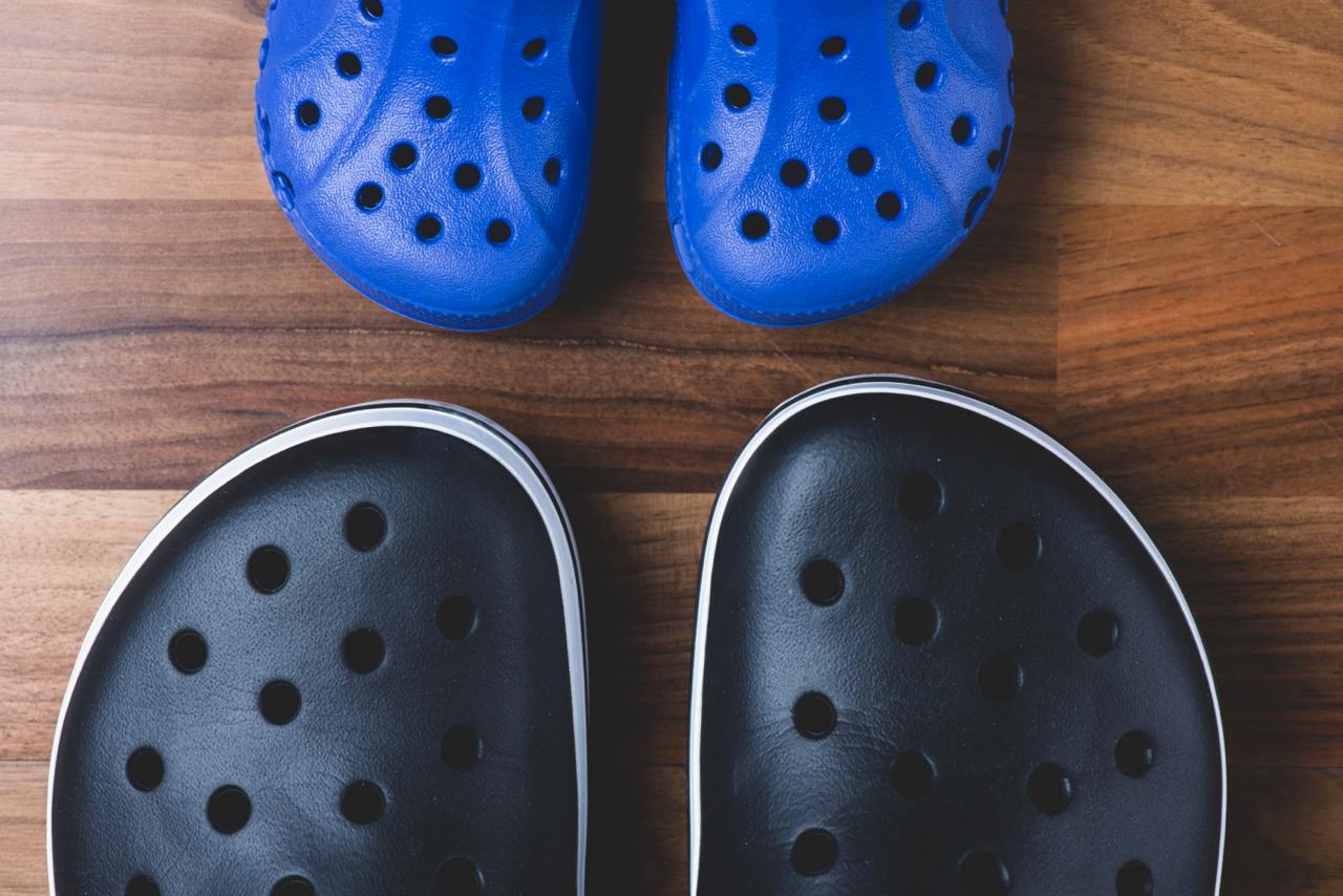 Bloomberg рассказал об угрозе Crocs из-за запрета в школах