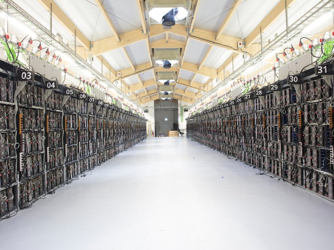 «Я словно оказалась внутри компьютера»: как выглядит гигантская майнинг-ферма в Исландии