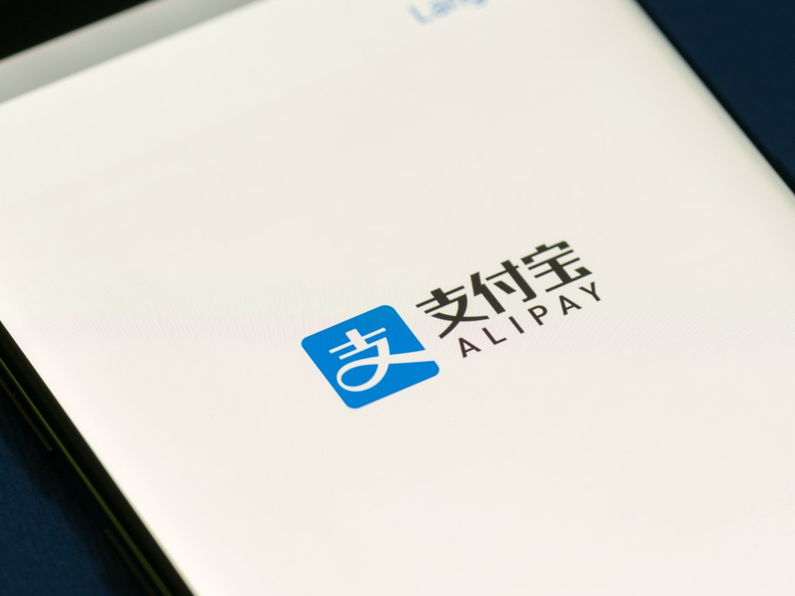 В магазинах с терминалами «Тинькофф банка» появится прием платежей через Alipay