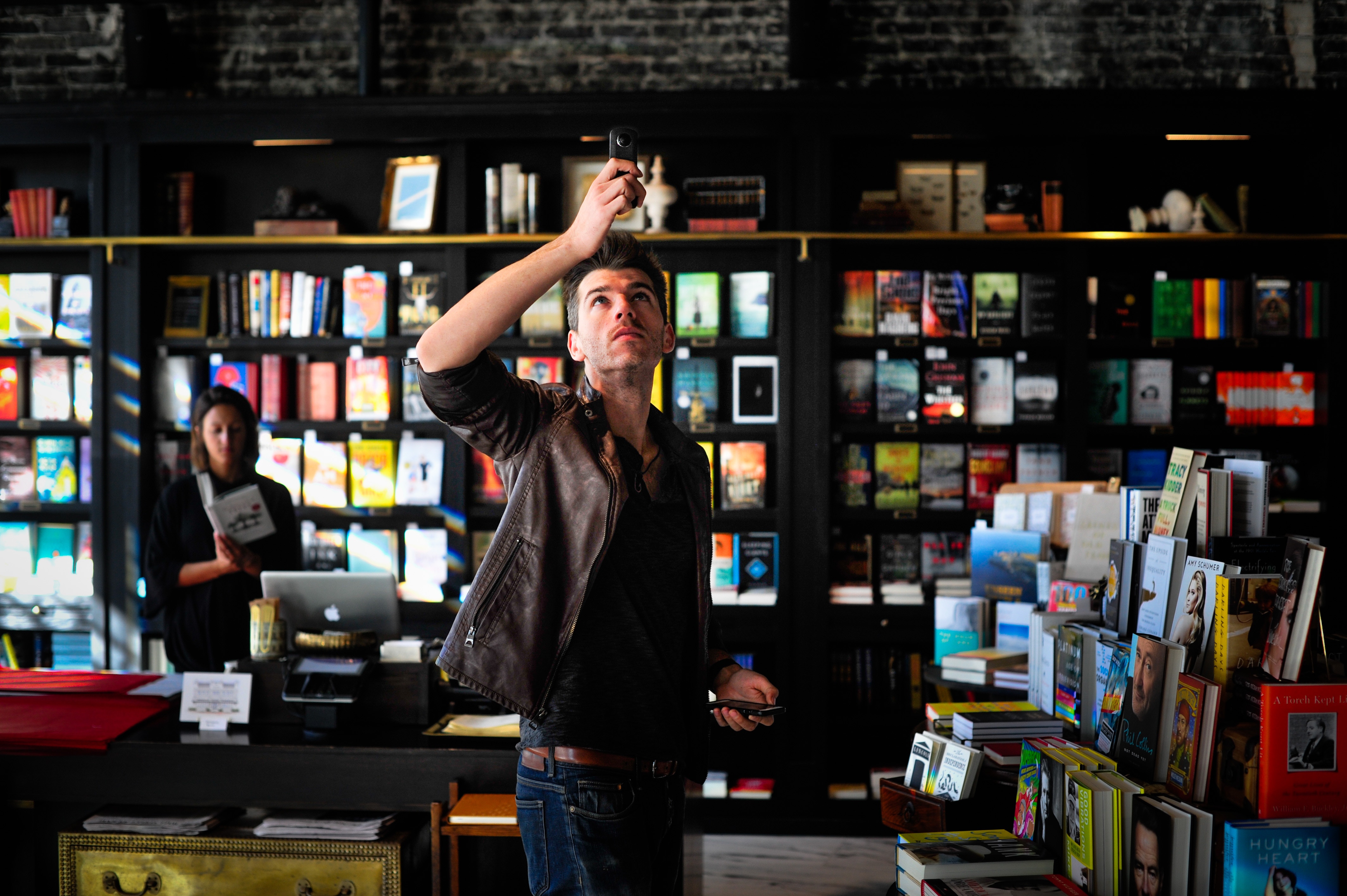 Продавец в магазин книги. Люди в книжном магазине. Я В книжном магазине. Книжный человек. Парень в книжном магазине.