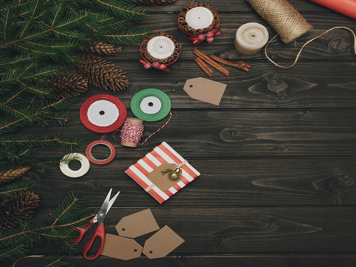 Ретро-гирлянды, можжевеловый сбитень и коробки с фруктами – что дарят партнерам в IT-сфере