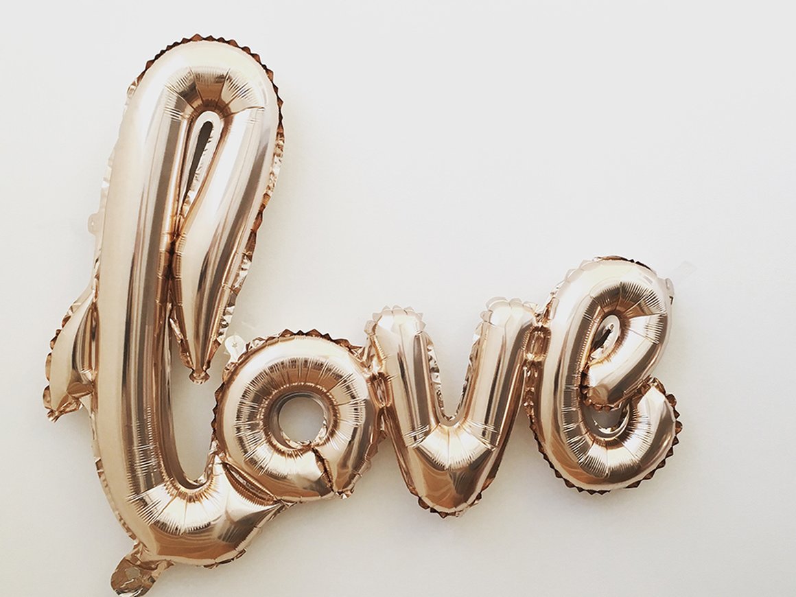 Вечеринка в стиле хиппи, море пирожных и станция со сладкой ватой: как компании отметят День всех влюбленных