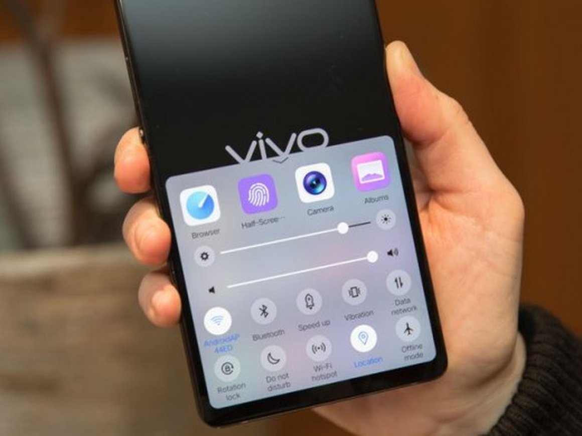 «Локомотив» и китайская Vivo представят в России фирменный смартфон за 24000 рублей