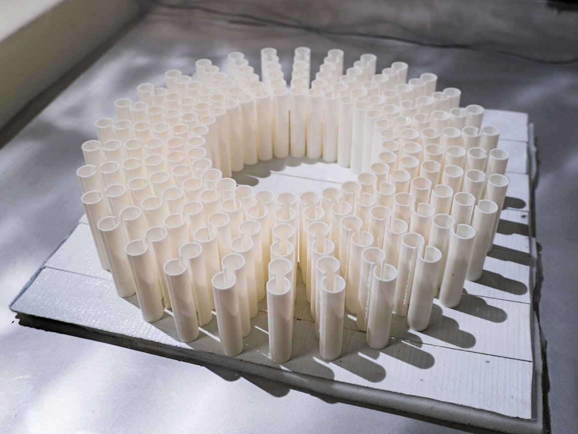 Ученые ИТМО разработали городской воздухопроницаемый и светопрозрачный шумозащитный экран