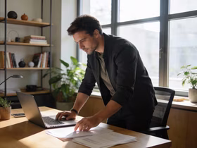 мужчина стоит в ноутбуке