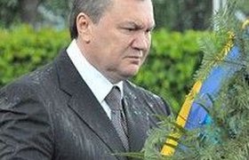 На Януковича упал венок с памятника Неизвестному солдату. ФОТОРЕПОРТАЖ. ВИДЕО