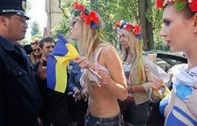Киевлянки обнажились в поддержку "синих ведерок". ФОТО
