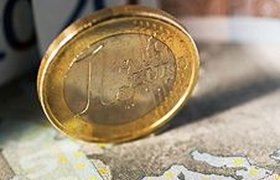 Евро потерял почти рубль