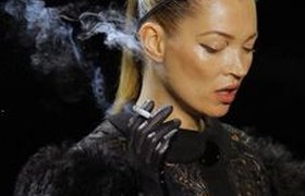 Кейт Мосс зажгла сигарету на подиуме, протестуя против запрета на курение
