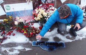 В соцсетях обсуждают, как неизвестные разгромили мемориал Бориса Немцова на мосту у Кремля