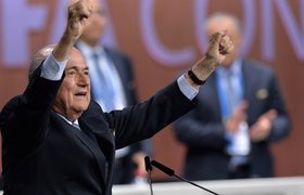 В соцсетях: Президента FIFA Блаттера "додавили" до отставки сразу после переизбрания