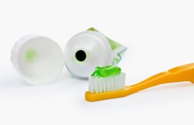 Из чего делают профессиональную зубную пасту и чем она отличается от обычной