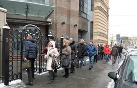 Валютные ипотечники штурмуют офис "Единой России" в Москве